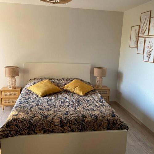 - une chambre avec un lit et 2 oreillers jaunes dans l'établissement Cottage Sainte Marguerite, à Gap