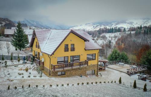 an aerial view of a house in the snow at Transylvanian Views in Peştera