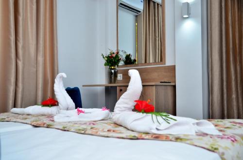 Habitación de hotel con 2 almohadas de conejo en una cama en Hôtel Joya Paradise & SPA Djerba en Djerba
