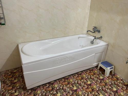 La salle de bains est pourvue d'une baignoire avec un robinet. dans l'établissement Tom's House Motel & Motorbikes, à Làng Me