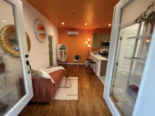 uma sala de estar com um sofá e uma cozinha em Resort Getaway in Private Garden Terrace Villa w Luxury Amenities em Los Angeles