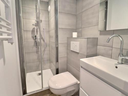 une salle de bain avec une douche, des toilettes et un lavabo dans l'établissement Studio rénové au pied des pistes, exposé sud avec balcon et Wi-Fi, proche commerces et ESF - FR-1-182-167, à Méribel