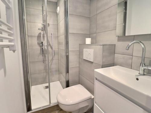 ein Bad mit einer Dusche, einem WC und einem Waschbecken in der Unterkunft Studio Méribel, 1 pièce, 2 personnes - FR-1-182-167 in Méribel