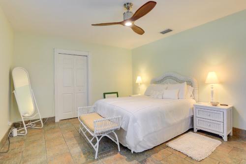 Voodi või voodid majutusasutuse Florida Retreat with Patio, Boat Dock and Shuffleboard toas