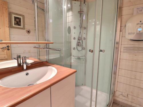 une salle de bain avec un lavabo et une douche dans l'établissement Duplex Chaleureux, Skis aux Pieds - Proche Commerces, 6 Pers., Balcon Sud - FR-1-182-231, à Les Allues