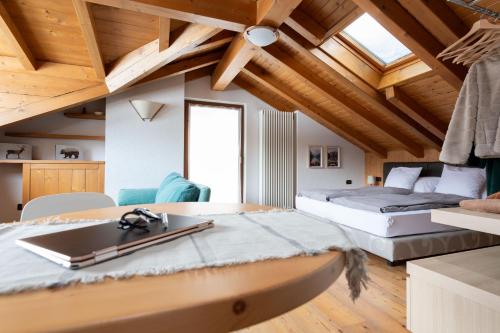 1 dormitorio con 2 camas y mesa en Chalet Vedig, en Santa Caterina Valfurva