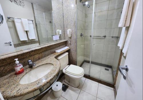 y baño con lavabo, aseo y ducha. en Flat Mediterrâneo.2, en Río de Janeiro