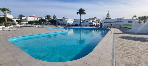 Swimmingpoolen hos eller tæt på 2 Camere Splendida casa vacanze in Tenerife del Sur Casa Micia