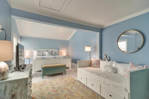 salon z łóżkiem i lustrem w obiekcie Poolside Madeira Beach Abode with Balcony! w St Pete Beach