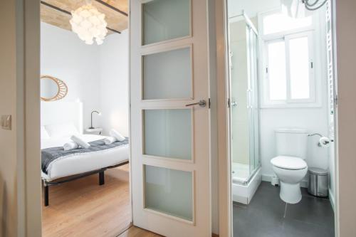 baño con aseo y 1 cama en una habitación en 51no1058 - Bright 1bed flat in Poble Sec en Barcelona