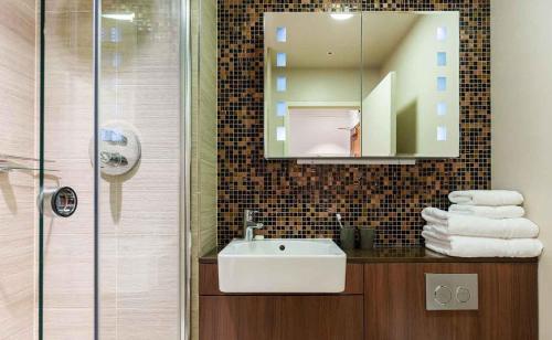 Phòng tắm tại Monument Serviced Apartments