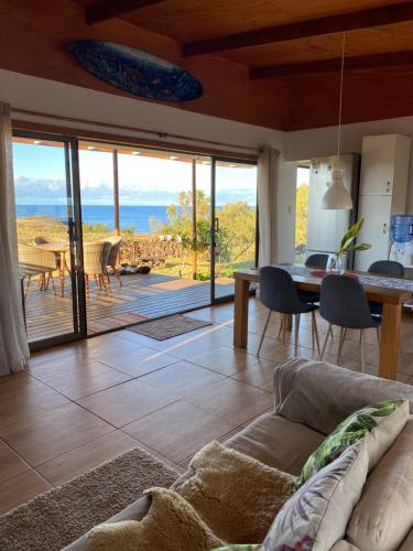 ein Wohnzimmer mit einem Sofa und einem Tisch in der Unterkunft Oasis Rapanui Bungalow frente al Mar in Hanga Roa