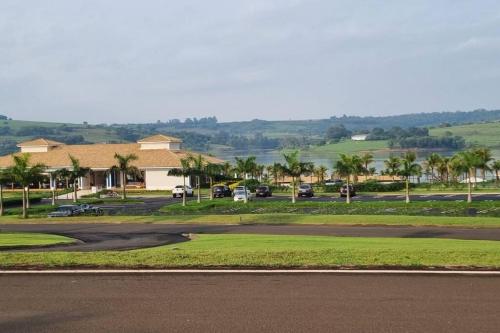 a view of the golf course at a resort at Riviera de Santa Cristina III, piscina e represa, tijolinho vermelho in Itaí