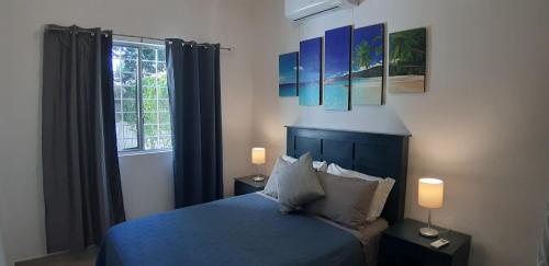 une chambre avec un lit bleu et une fenêtre dans l'établissement Corte de Los Angeles, à Puerto Morelos