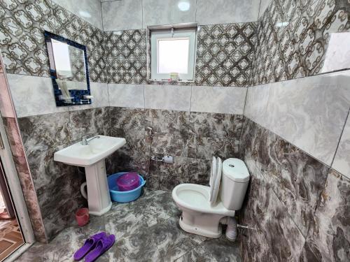 Michael House tesisinde bir banyo