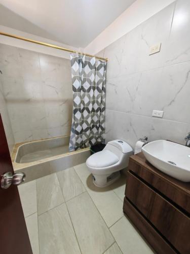 uma casa de banho com um lavatório, um WC e um chuveiro em Cuarto en galápagos em Puerto Baquerizo Moreno