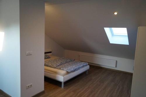 ein kleines Schlafzimmer mit einem Bett und einem Fenster in der Unterkunft Apartment Gars am Inn in Gars am Inn