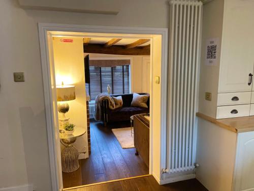 鲍特里Cosy Cottage Central Bawtry - 2 Bedroom - High End Furnishings的带沙发和镜子的客厅