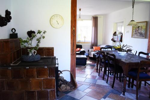 NiczonówNo1 في Karnitz: غرفة معيشة مع طاولة وغرفة طعام
