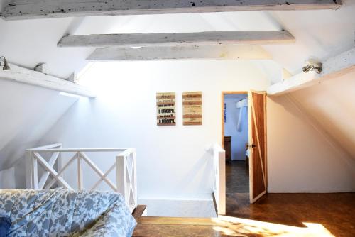 NiczonówNo1 في Karnitz: غرفة نوم بجدران بيضاء وسرير في غرفة