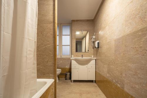 uma casa de banho com um lavatório, um WC e uma banheira em Alojamento Duque D`Avila em Aveiro
