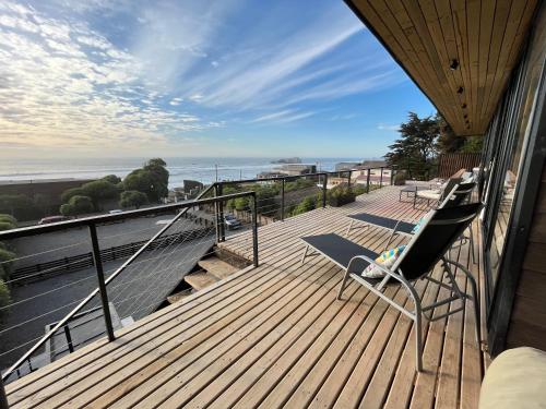 a deck with a chair and a view of the ocean at Cabañas Pacífico Matanzas Completa in Matanzas