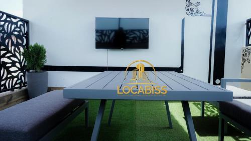 niebieski stół z żółtą torbą na nim w obiekcie LOCABISS 2-Adeane w mieście Rufisque