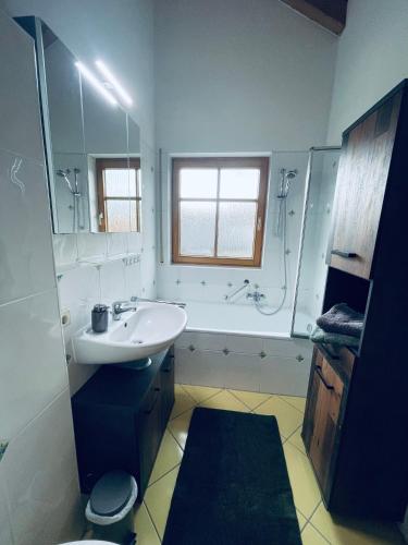łazienka z umywalką, wanną i toaletą w obiekcie Ferienwohnung Alpenglühen w mieście Sonthofen