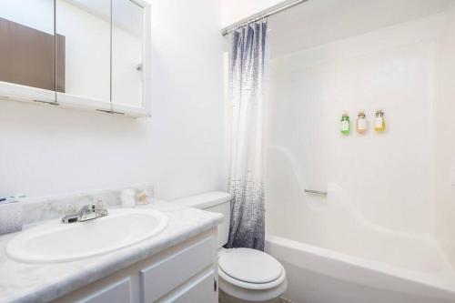 ein weißes Bad mit einem Waschbecken und einer Dusche in der Unterkunft Private/Quiet 2-Bed Apartment in Dayton