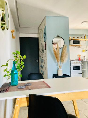 a kitchen and dining room with a table and chairs at Altos de Barrio Sur in San Miguel de Tucumán