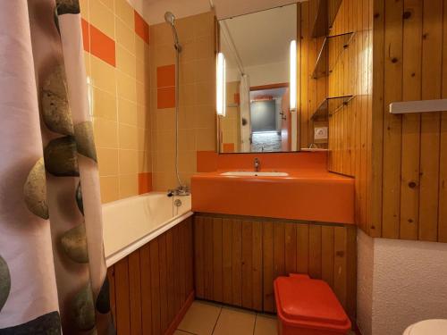 une salle de bain avec un lavabo, une baignoire et un miroir dans l'établissement Studio cosy pour 2 pers, centre des Menuires, au pied des pistes - FR-1-452-273, aux Menuires
