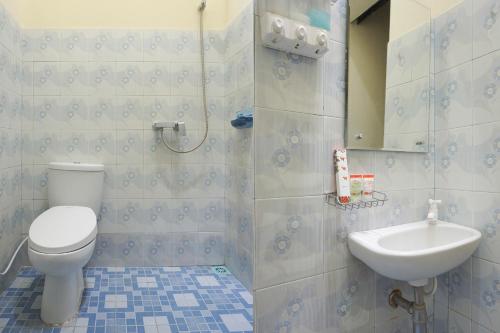 een badkamer met een toilet en een wastafel bij The Homey Rooms and Tours in Yogyakarta