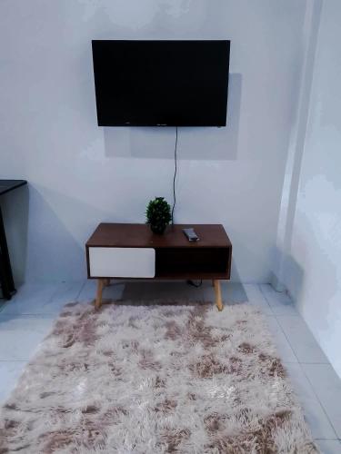 TV a/nebo společenská místnost v ubytování Sleep, Eat, Relax with Serenity