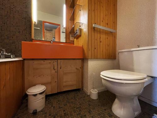 uma casa de banho com um WC e um lavatório em Studio Les Menuires, 1 pièce, 2 personnes - FR-1-452-51 em Les Menuires