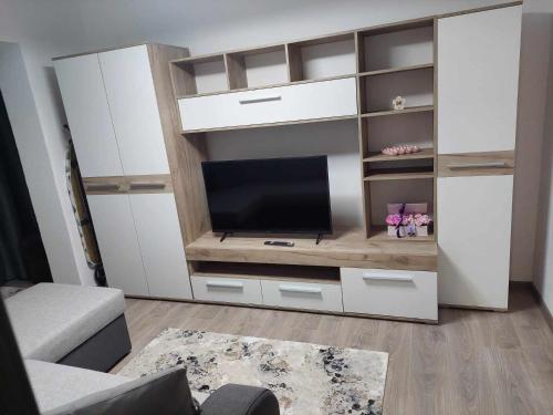 Un televizor și/sau centru de divertisment la Fresh Apartman