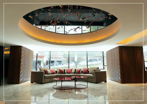 a living room with a couch and a table at Nuevo Departamento de categoría de 2 ambientes con cochera y amenities premium en ROYAL PARK Mar del Plata, excelente ubicación a dos cuadras de la playa, para 4 PAX in Mar del Plata