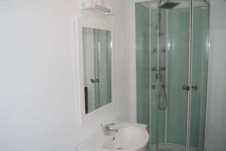 PréceyにあるBelle prairieのバスルーム(洗面台、ガラス張りのシャワー付)