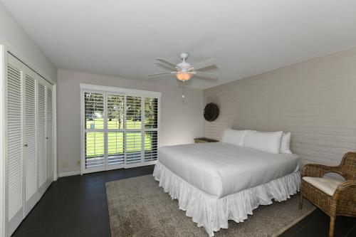 Schlafzimmer mit einem Bett und einem Deckenventilator in der Unterkunft Resort Living with Golf Course Views in Napa