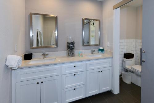 ein weißes Badezimmer mit 2 Waschbecken und einem WC in der Unterkunft Resort Living with Golf Course Views in Napa