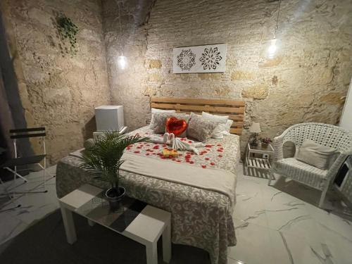 1 dormitorio con 1 cama, 1 mesa y 1 silla en BF BOUTIQUE JEREZ, en Jerez de la Frontera