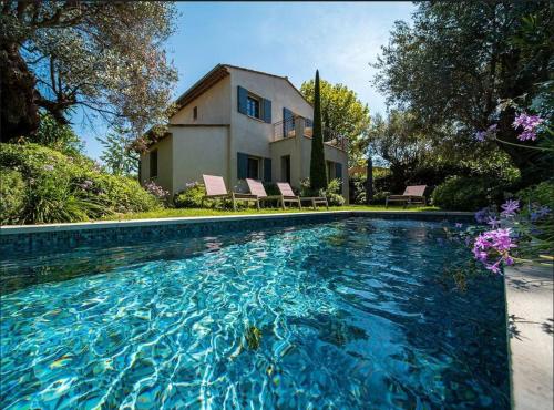 uma grande piscina em frente a uma casa em Calm villa with swimming pool & garden, within easy walking distance to village em Tourrettes-sur-Loup