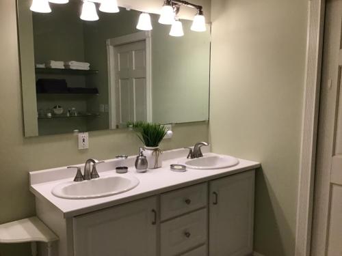 baño con 2 lavabos y espejo grande en Star Suite on the Midcoast, en Rockport