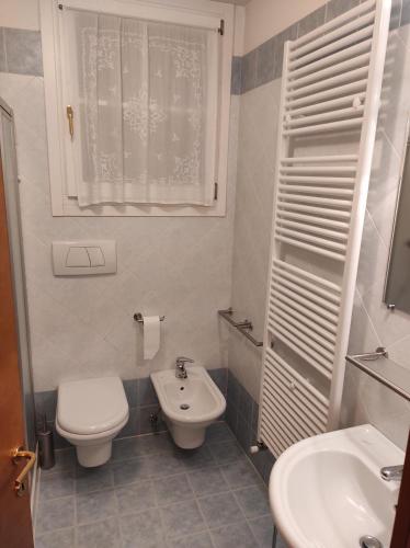 Kylpyhuone majoituspaikassa Appartamento Monte Civetta