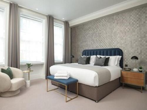 Un pat sau paturi într-o cameră la Exclusive Lux Central London Apartment Sleeps 4