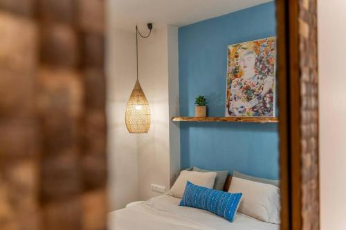 espejo reflejo de una cama con una pared azul en Alios, Luxury Living Athens en Atenas