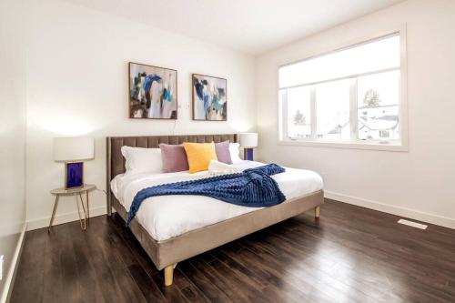 sypialnia z łóżkiem i oknem w obiekcie 3B Executive Home - All King Beds - Fireplace - Garage w mieście Edmonton