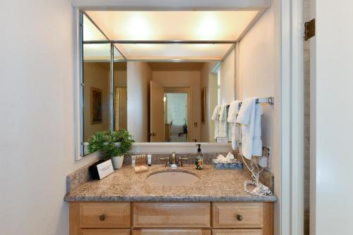 baño con lavabo y espejo grande en Perfect Wine Country Retreat at Silverado, en Napa