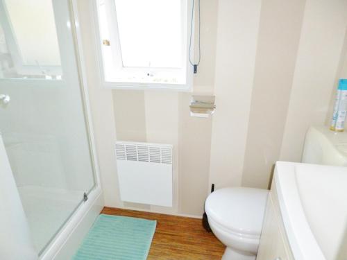 a bathroom with a shower and a toilet and a window at HOME-COSY - 6 pers - 40 m2 3 CH - 2 SDB et 2 WC in Saint-Brevin-les-Pins