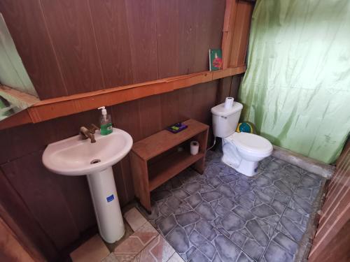 a bathroom with a sink and a toilet at Capitan Morgan Homes & Tours in Pital