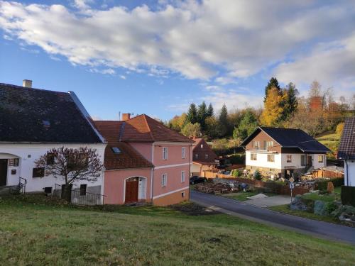 カシュペルスケー・ホリにあるNad Zlatým Potokemの家並みと道路のある村の景色